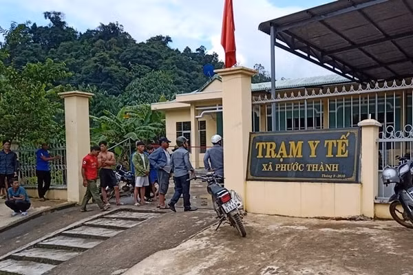Các nạn nhân vụ sét đánh đang được cấp cứu tại trạm y tế xã Phước Thành. (ảnh LB)