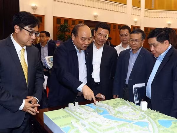 Thủ tướng Nguyễn Xuân Phúc và các đại biểu cho ý kiến về mô hình trung tâm đổi mới sáng tạo quốc gia. Ảnh: TTXVN