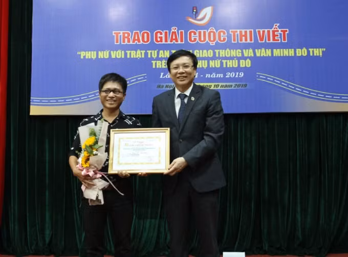 Phó Chủ tịch Thường trực Hội Nhà báo Việt Nam Hồ Quang Lợi trao giải Nhất cho tác giả Dương Hiệp - Báo Hànộimới. Ảnh: PV