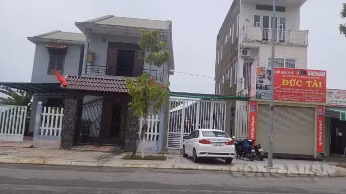 Khu vực nhà ông Phạm Tứ và vệt đất 60m2 (nơi ô tô đang đậu) trong việc thương lượng từ cấp đất, xây nhà tình nghĩa cho bà Yên.