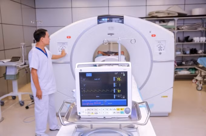 Hệ thống PET/CT GE Discovery MIDR với CT 128 dãy của Mỹ&nbsp; cho phép theo dõi các chỉ số của người bệnh trong quá trình chụp, đảo bảo sự an toàn và hiệu quả