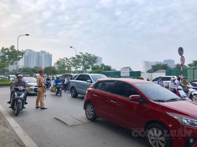 Lực lượng chức năng tổ chức, phân luồng giao thông, tránh xảy ra ùn tắc tại khu vực các trường học