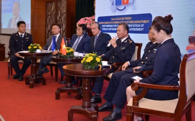Cục trưởng Cục hải quan TP.HCM Đinh Ngọc Thắng vả lãnh đạo Cộng đồng doanh nghiệp châu Âu trao đổi với các doanh nghiệp tại hội nghị