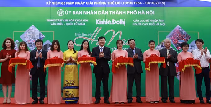 Các đại biểu cắt băng khai mạc triển lãm. Ảnh: kinhtedothi.vn
