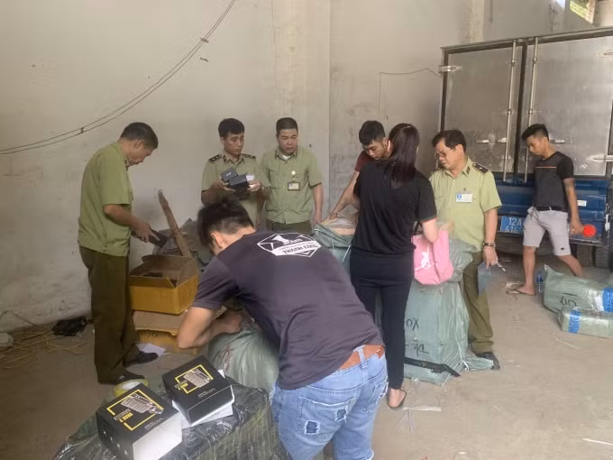 Đội QLTT số 2 kiểm tra hàng hóa vận chuyển trên xe ô tô biển kiểm soát 29B-185.06. Ảnh: Cục quản lý thị trường Lạng Sơn
