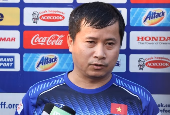 Bác sĩ Trần Anh Tuấn chia sẻ thông tin về tình hình chấn thương của Xuân Trường và một số cầu thủ khác. Ảnh: Hoàng Dương
