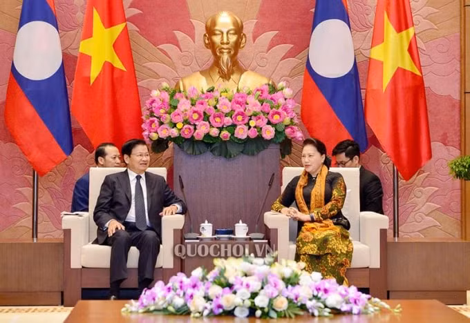 Chủ tịch Quốc hội Nguyễn Thị Kim Ngân hội kiến Thủ tướng Cộng hòa Dân chủ Nhân dân Lào Thongloun Sisoulith. Ảnh: quochoi.vn