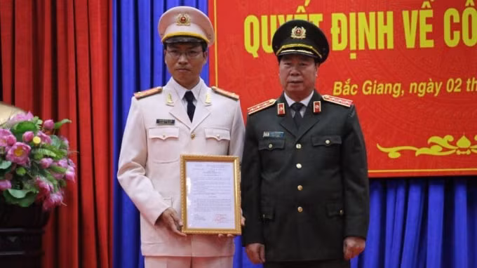 Thay mặt Đảng ủy Công an Trung ương, Thượng tướng Bùi Văn Nam, Thứ trưởng Bộ Công an trao quyết định bổ nhiệm cho Thượng tá Nguyễn Quốc Toản. Ảnh: BCA