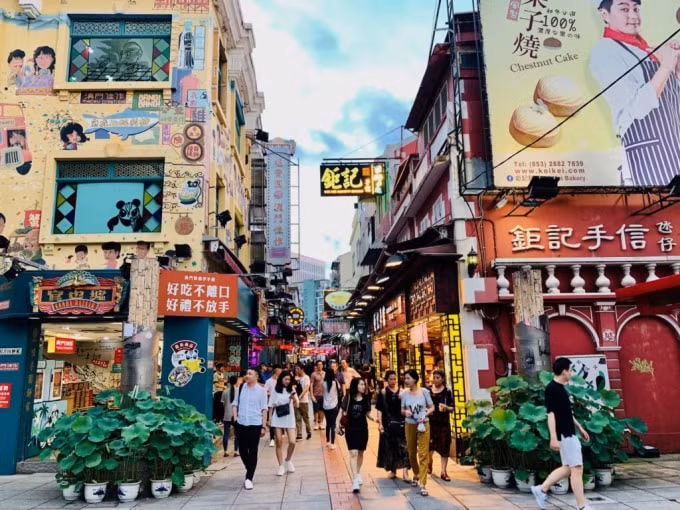 Rua do Cunha là một khu phố đi bộ với vô vàn món ăn đường phố và các nhà hàng.