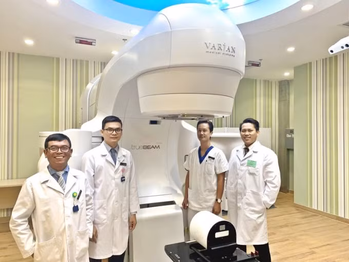 Đi đầu cập nhật tiến bộ trong điều trị ung thư, Bệnh viện Vinmec Central Park đã trang bị Máy xạ trị Truebeam của hãng Varian (Mỹ) là máy hiện đại nhất Đông Nam Á cho điều trị ung thư.