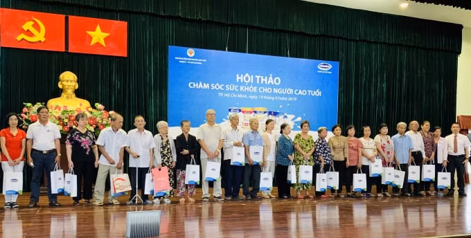 Vinamilk kết hợp tổ chức tặng quà cho các cụ người cao tuổi có hoàn cảnh khó khăn trong Hội thảo Chăm sóc sức khỏe người cao tuổi tại Tp.HCM.