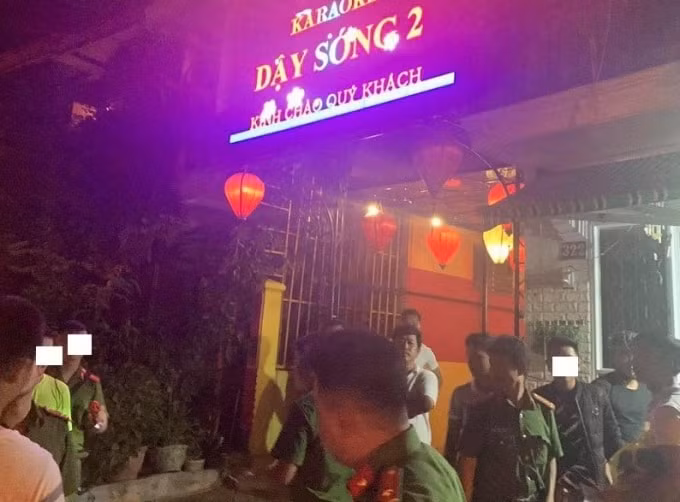 Lực lượng chức năng kiểm tra quán Karaoke Dậy Sóng 2.