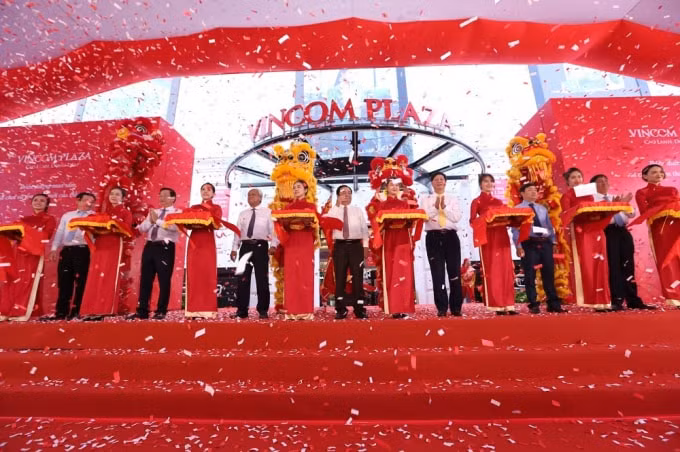 Lãnh đạo Thành phố Cao Lãnh và đại diện Tập đoàn Vingroup chính thức cắt băng khai trương Vincom Plaza Cao Lãnh - “Điểm hẹn niềm vui mới” của người dân Đồng Tháp