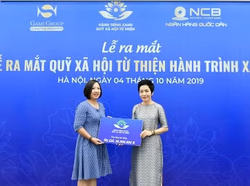 Đại diện Gami và NCB trao học bổng cho 6 hoàn cảnh khó khăn.