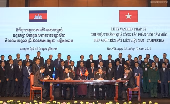 Thủ tướng Nguyễn Xuân Phúc và Thủ tướng Hun Sen chứng kiến Lễ ký Nghị định thư phân giới cắm mốc biên giới trên đất liền giữa Nước Cộng hòa xã hội chủ nghĩa Việt Nam và Vương quốc Campuchia. Ảnh: VGP