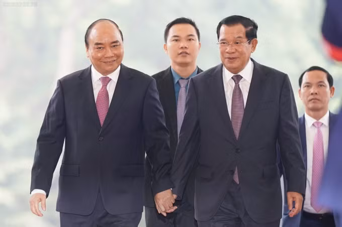 Thời gian qua, quan hệ song phương Việt Nam - Campuchia có nhiều tiến triển tích cực. Hai bên trao đổi nhiều chuyến thăm cấp cao quan trọng. Thủ tướng hai nước thường xuyên gặp gỡ tại các diễn đàn đa phương. Hai bên đã tổ chức Kỳ họp lần thứ 17 Ủy ban hỗn hợp Việt Nam - Campuchia về hợp tác kinh tế, văn hóa, khoa học và kỹ thuật (tháng 8/2019). Ảnh: VGP.
