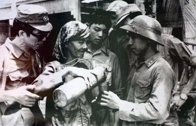Bà mẹ Campuchia rót nước cho các chiến sĩ Quân tình nguyện Việt Nam. Ảnh: T.L