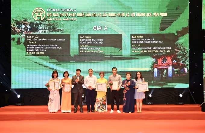Giải Báo chí về phát triển văn hóa và xây dựng người Hà Nội thanh lịch, văn minh lần thứ II - năm 2019 cũng có 3 tác phẩm được trao Giải A. Ảnh: Sơn Hải