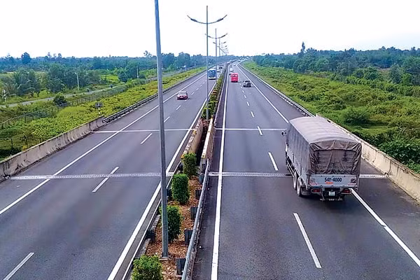 Việc đầu tư xây dựng kết nối tuyến cao tốc TP.HCM về đến Cần Thơ sẽ giúp người dân đi lại thuận lợi, giảm ùn tắc và tai nạn giao thông trên Quốc lộ 1. Ảnh minh họa