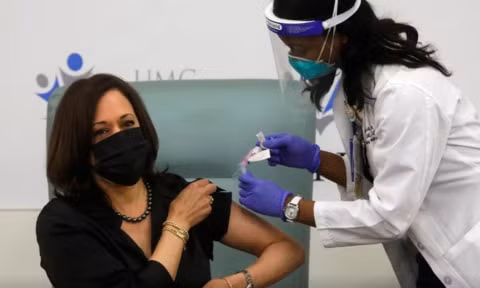 Vaccine Covid-19 đang dần được tiêm cho các cộng đồng ở Mỹ. Ảnh: Reuters