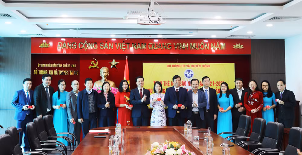 Đồng chí Nguyễn Mạnh Hùng, Bộ Trưởng Bộ Thông tin và Truyền thông, trao thẻ nhà báo cho các nhà báo Trung tâm Truyền thông tỉnh Quảng Ninh.