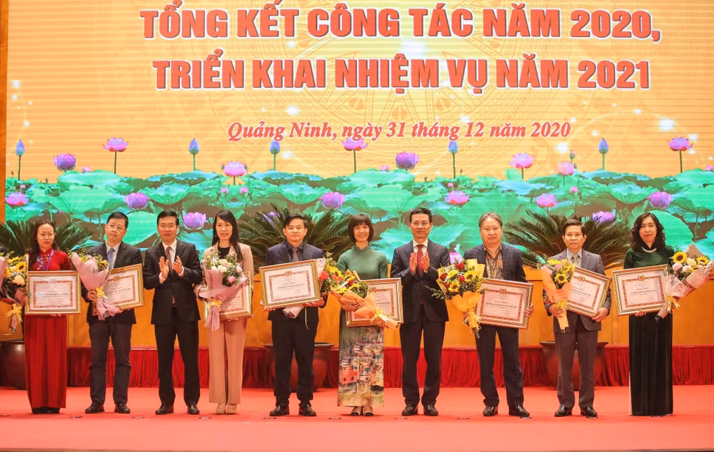 Đồng chí Võ Văn Thưởng và đồng chí Nguyễn Mạnh Hùng tặng Bằng khen cho các tập thể xuất sắc. Ảnh: Lê Tâm