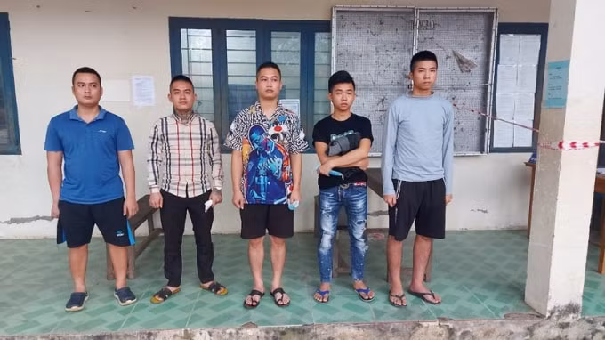 Bắt giữ 5 người nhập cảnh trái phép từ Campuchia về Việt Nam. (Ảnh: Đồn biên phòng)
