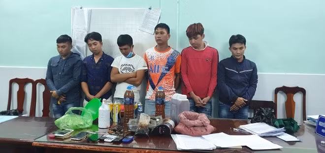 Bắt nhóm sản xuất mật ong từ đường cát và chất tạo mùi (Ảnh: Thanhnien)