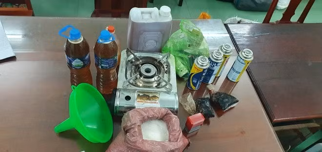 Công thức chế tạo mật ong: 10 kg đường cát + 2 muỗng phụ gia tạo màu, tạo mùi + 2 muỗng phèn chua + 5 lít nước. Sau khi nấu lên thì thu được từ 10-12 lít mật ong giả. (Ảnh: Thanhnien)