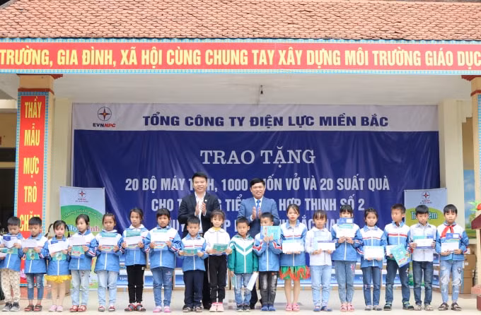 Ông Trịnh Quang Minh - Chủ tịch Công đoàn&nbsp; và ông Nguyễn Văn Tin - Trưởng ban Truyền thông&nbsp; trao tặng 20 suất quà cho các cháu có hoàn cảnh khó khăn.