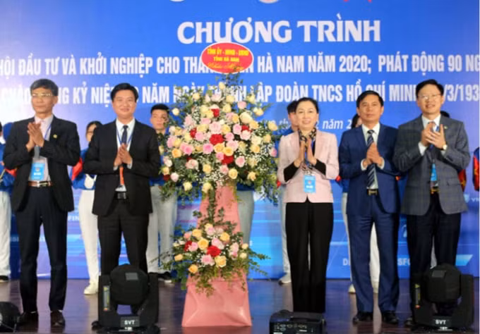Các đồng chí lãnh đạo Tỉnh ủy, UBND tỉnh tặng hoa chúc mừng Ngày hội đầu tư và khởi nghiệp cho thanh niên năm 2020.