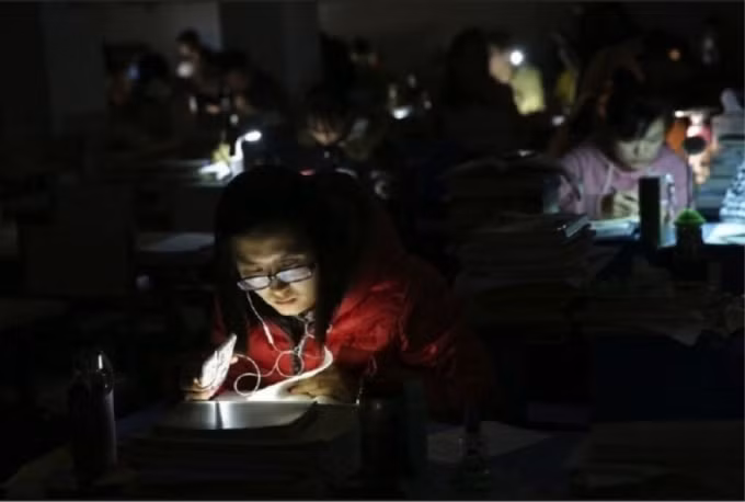 Học sinh, sinh viên sử dụng điện thoại để chiếu sáng trong phòng đọc sau khi nguồn điện của một thư viện ở Chiết Giang bị cắt đột ngột. Ảnh: WeChat