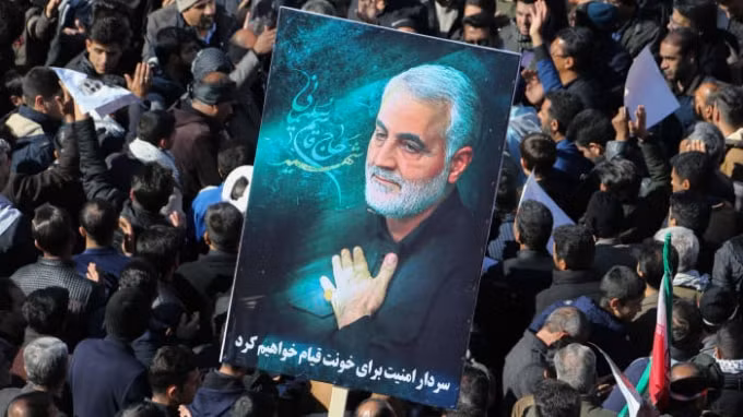 Những người đưa tang trong đám tang của Tướng Qassem Soleimani ở quê nhà Kerman, Iran, sau khi ông bị ám sát ngày 3/1/2020 - Ảnh: AFP/Getty