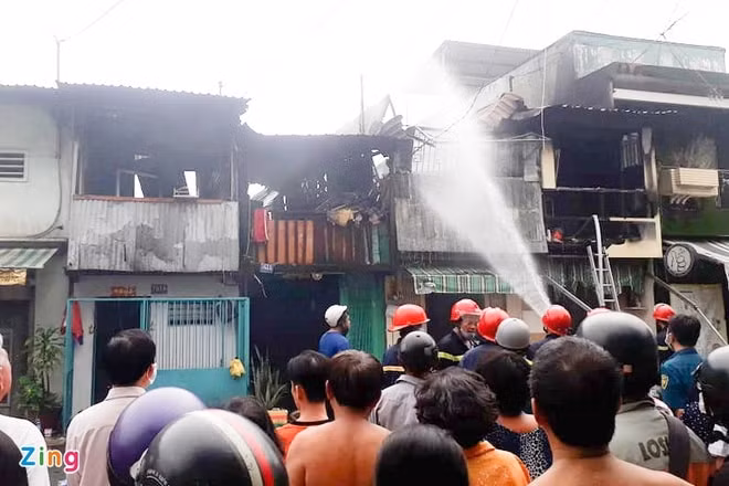 Lực lượng Phòng cháy chữa cháy kịp thời dập tắt ngọn lửa. Ảnh: zingnews.vn