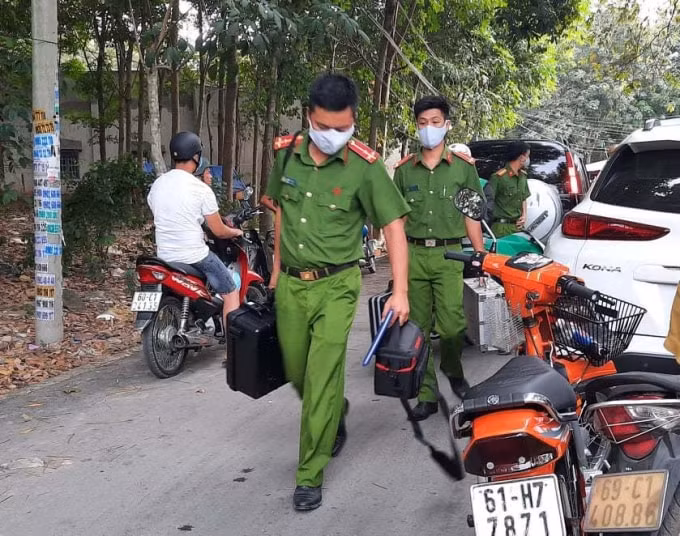 Lực lượng chức năng khám nghiệm hiện trường vụ án.