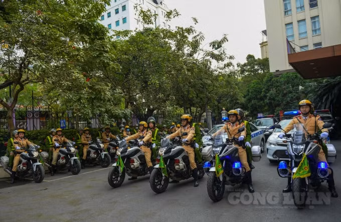 Ngoài thành lập các tổ lưu động để cấp thẻ, lực lượng chức năng cũng tiếp nhận hồ sơ (tối thiểu 10 tiếng mỗi ngày) để cấp CCCD mẫu mới tại các trụ sở công an cấp huyện.