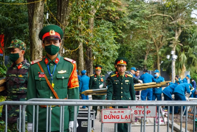 Phía bên trong lực lượng chức năng đang gấp rút hoàn thành việc lắp đặt pháo hoa trong buổi sáng để sẵn sàng phục vụ nhân dân. Công tác lắp đặt và chuẩn bị cơ bản đã hoàn thành trong sáng nay.