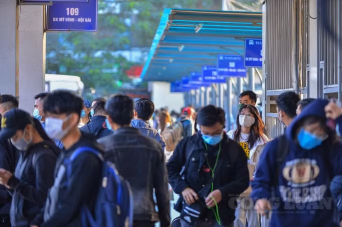 Theo tìm hiểu, tuy lượng hành khách tăng trong thời điểm ngày lễ nhưng không có hiện tượng tăng giá vé tại các tuyến xe. Điển hình như tuyến Mỹ Đình – Bắc Giang và Mỹ Đình – Bắc Ninh giá vé chỉ giao động từ 35.000đ – 65.000đ, cao hơn một chút đó là tuyến Mỹ Đình – Tuyên Quang giá vé 100.000đ cùng với nhiều khung giờ chạy xe để hành khách lựa chọn.
