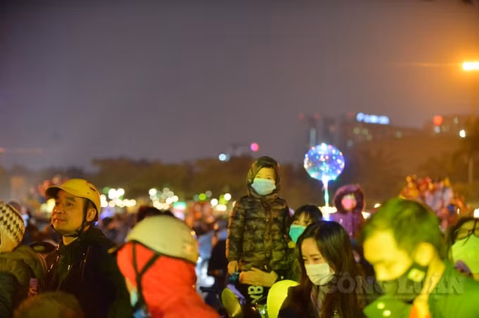 Nhiều gia đình đã ra đường cùng nhau đón chờ khoảnh khắc countdown, kết thúc năm 2020 và chào đón 2021.