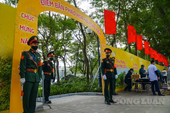 Tại điểm bắn pháo hoa hồ Hoàn Kiếm, lưc lượng chức năng rào kín các khu vực ven hồ xung quanh trận địa pháo hoa, phía ngoài được năng canh giữ cận thận.