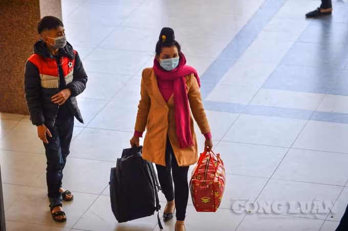 Còn đối với các xe ở tuyến tỉnh xa như Sơn La, Điện Biên..., lượng khách di chuyển khá ít. Một vài lái xe chia sẻ, do thời điểm Tết Dương lịch và Âm lịch gần nhau nên các khách ở tỉnh xa cũng ngại về vài ngày mà chờ đến Tết Âm lịch sẽ về.