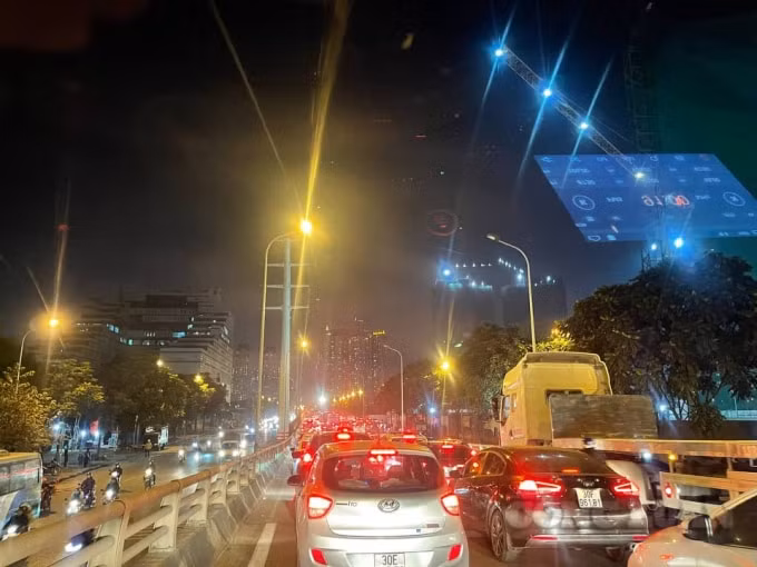Ghi nhận của PV vào 18h30', tại ngã 4 Lê Quang Đạo - Châu Văn Liêm ùn tắc 1 đoạn đường dài.
