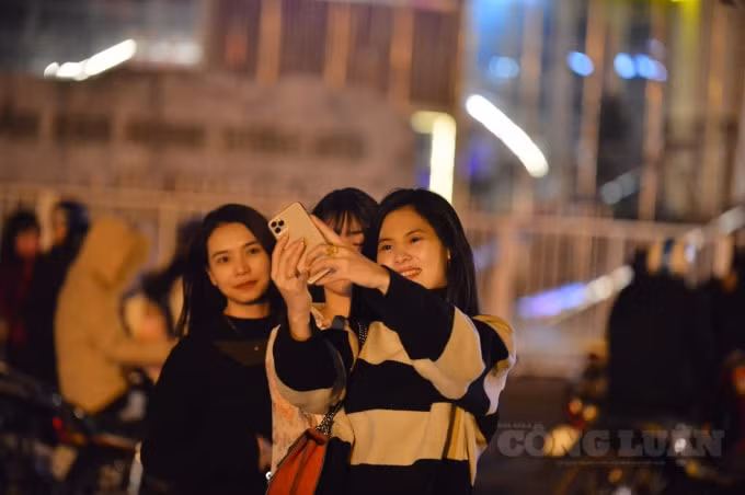 Nhiều bạn trẻ đã cùng nhau check-in cùng nhau, đánh dấu 1 năm cũ chuẩn bị trôi qua, chờ đón khoảnh khắp năm mới đến gần bên nhau.