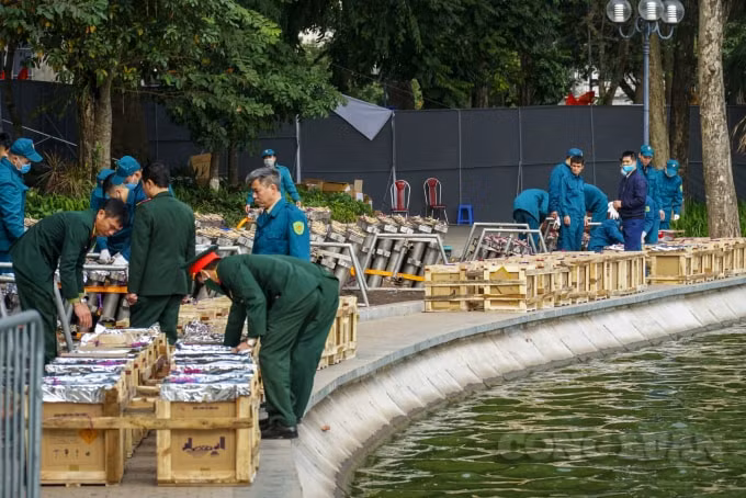Được biết, để việc bắn pháo hoa bảo đảm an toàn, UBND thành phố giao Bộ Tư lệnh Thủ đô Hà Nội chủ trì, khẩn trương phối hợp Sở Văn hóa và Thể thao, UBND các quận Hoàn Kiếm, Hai Bà Trưng, Nam Từ Liêm và đơn vị liên quan xây dựng, triển khai kế hoạch tổ chức bắn pháo hoa tại các địa điểm nêu trên.