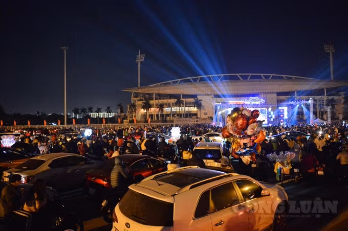 Chỉ còn khoảng giờ nữa là tất cả chúng ta sẽ bước qua khoảnh khắc countdown, kết thúc năm 2020 và chào đón 2021. Ghi nhận của PV tại sân Vận động Mỹ Đình rất đông người dân đã đổ về đây chờ đón năm mới.