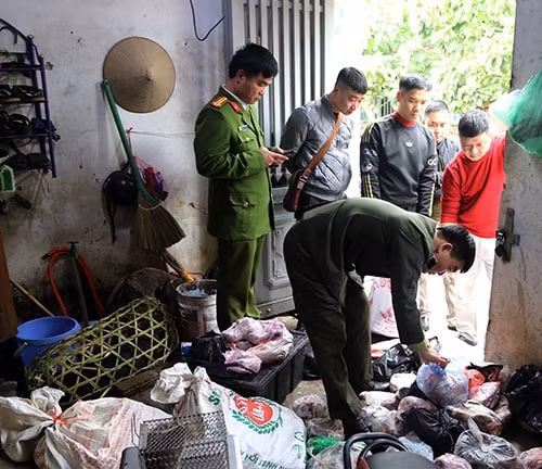 Lực lượng chức năng khám xét nhà của đối tượng Xuất. Ảnh: vietgiaitri.com.vn