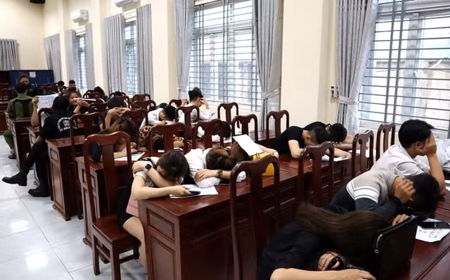 Công an đột kích 2 quán bar, bắt giữ 60 dân chơi dương tính ma túy. Ảnh: dantri.com.vn