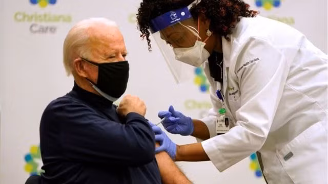 Tổng thống đắc cử Mỹ Joe Biden trực tiếp tiêm vaccine. Ảnh: TL