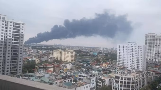 Từ đường trên cao cũng có thể nhìn thấy đám cháy. Ảnh CTV