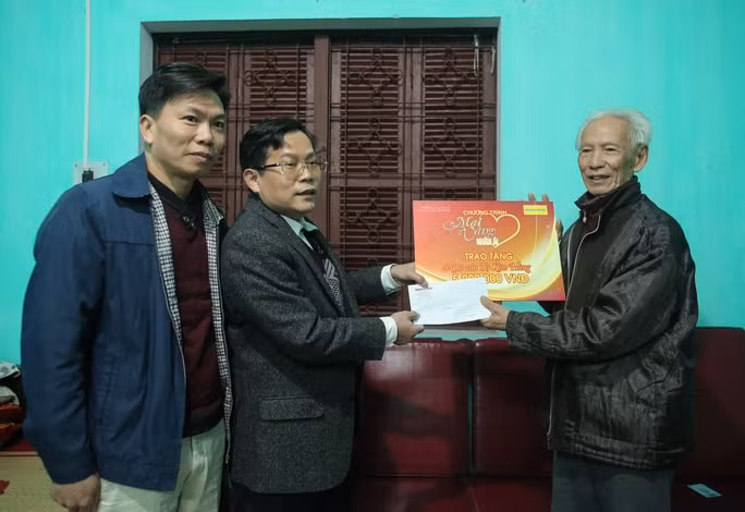 Ông Tô Đình Tuân - Tổng Biên tập Báo Người Lao Động (thứ hai từ trái sang) đến thăm và trao quà 5 triệu đồng từ Chương trình 